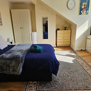 Homely Double Bed, Tv, Wi-fi And Garden Guest house Leeds (West Yorkshire)